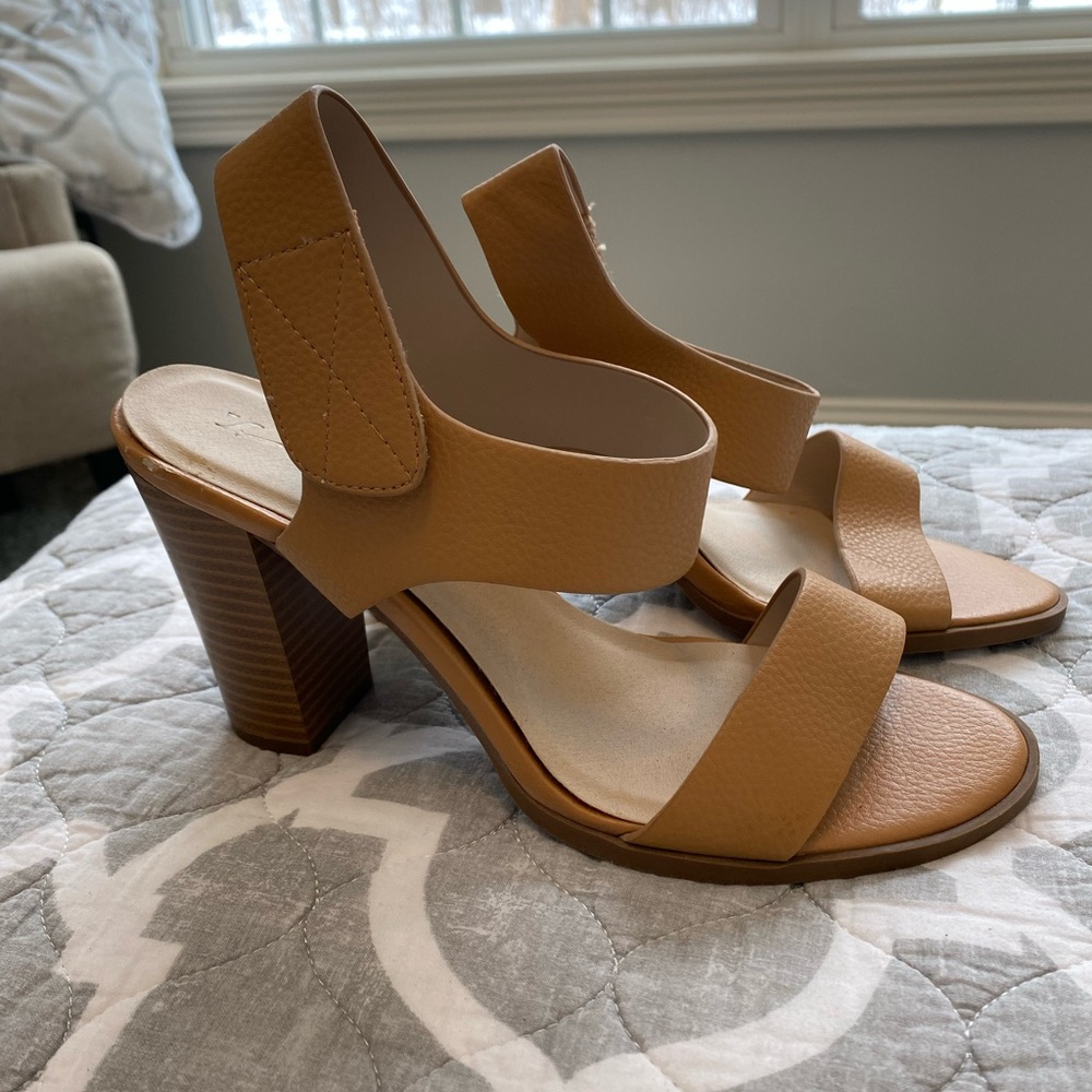 Vera Wang heels, women’s size 9 1/2 med.